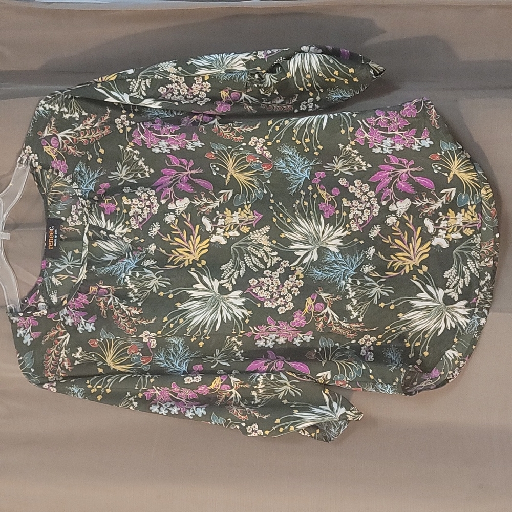 Renee C. High-Low peasant blouse with ruched sleeves. Size Medium
